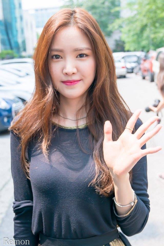 入夏福利 男人们准备好了吗!apink成员孙娜恩透视装亮相街头