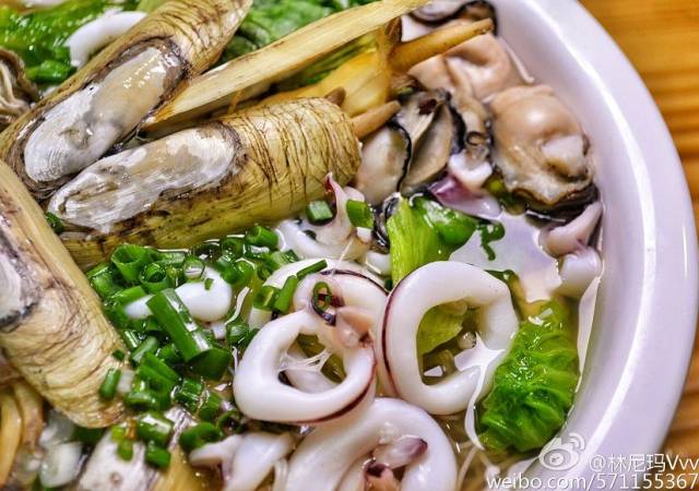 喜欢花蛤的肥美,喜欢捞化的爽脆,喜欢鱿鱼的q弹,喜欢肠子满满的油香