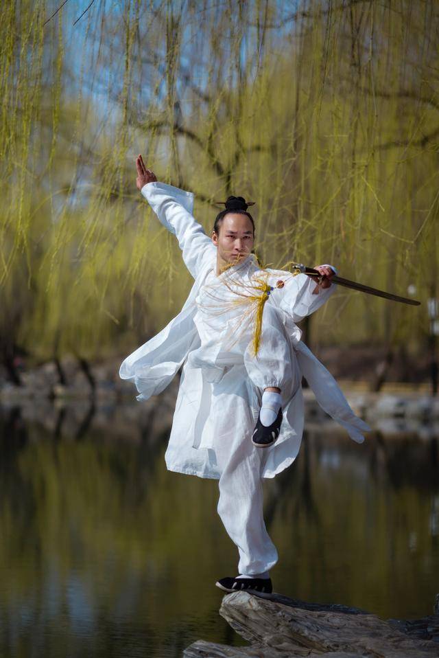 你轻功踏水而来,出演大型太极功夫情景剧梦幻武当男一号蒋师莫