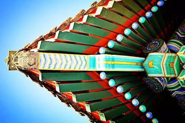 东侧牌楼上书"道冠古今", 西侧牌楼上书"德配天地", 听说意思是指孔