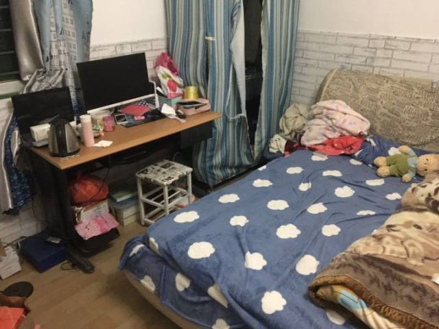 男生的房间里看到的是各种乱.