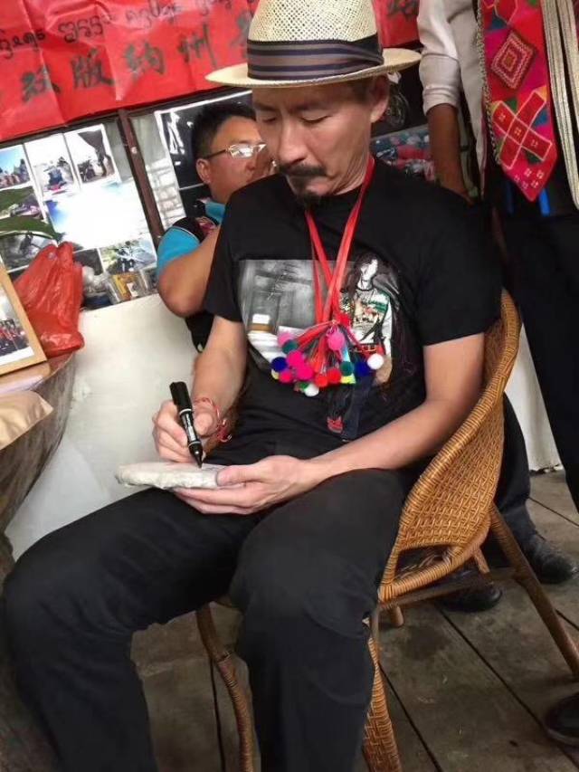 元芳和布朗族小伙合影