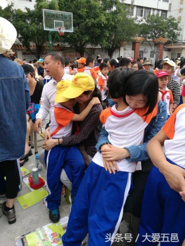 最美是拥抱!最美是感恩!看江门开平春华小学创文在校园活动写真