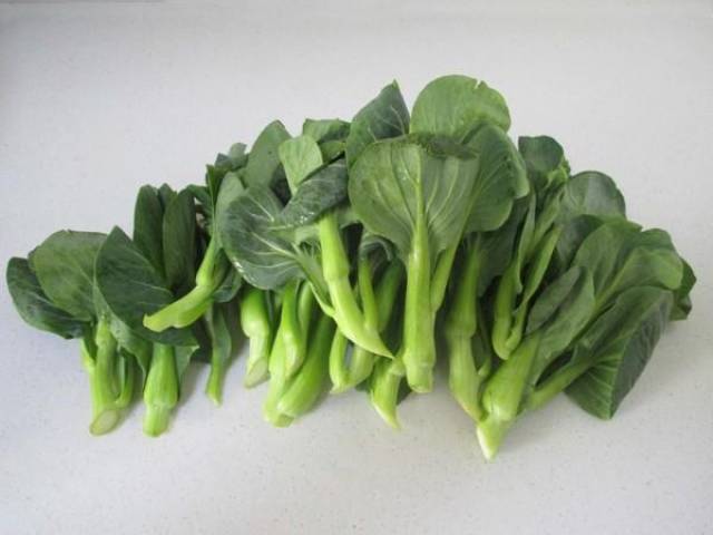 菜尖炒香菇的做法 1.菜尖洗净