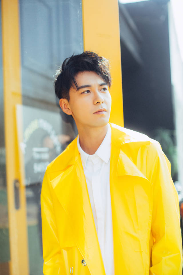 定格明媚春光,演员陈星旭最新look阳光示人