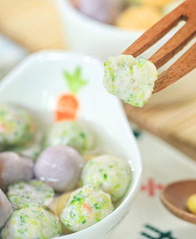 五彩缤纷的小虾丸完成啦~~虾的鲜味搭配了蔬菜的清爽,宝宝一口气能吃