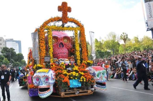 人们会在墓地通往村庄的路上 撒上黄色花瓣,指引亡灵回家 他们还会在