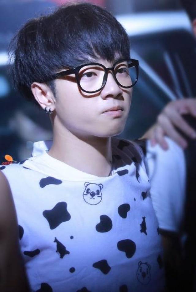 快乐男声出道的他们,华晨宇瘦成筷子腿,他却肌