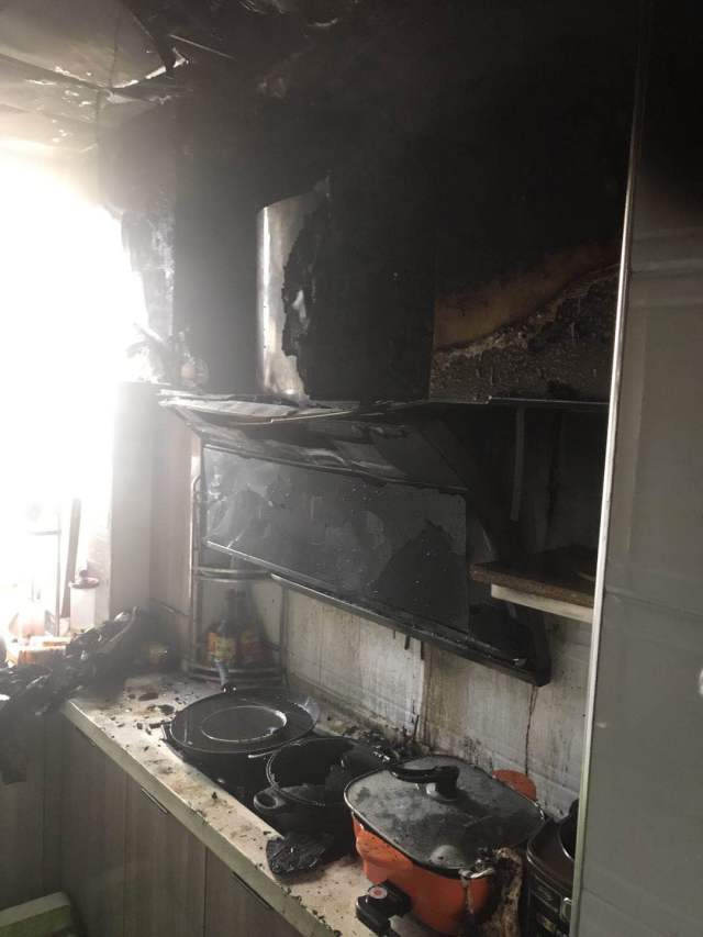 家中突然起火厨房被烧 东岳消防及时赶到扑灭大火