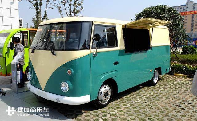 最经典的t1面包车,圆滚滚的前脸,v字型的涂装,再加上q萌的大灯设计,是