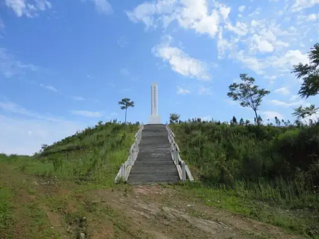 牛蹄嶺鎮內有:國家級農業示範點——毛壩田園,解放安康牛蹄嶺戰鬥遺址