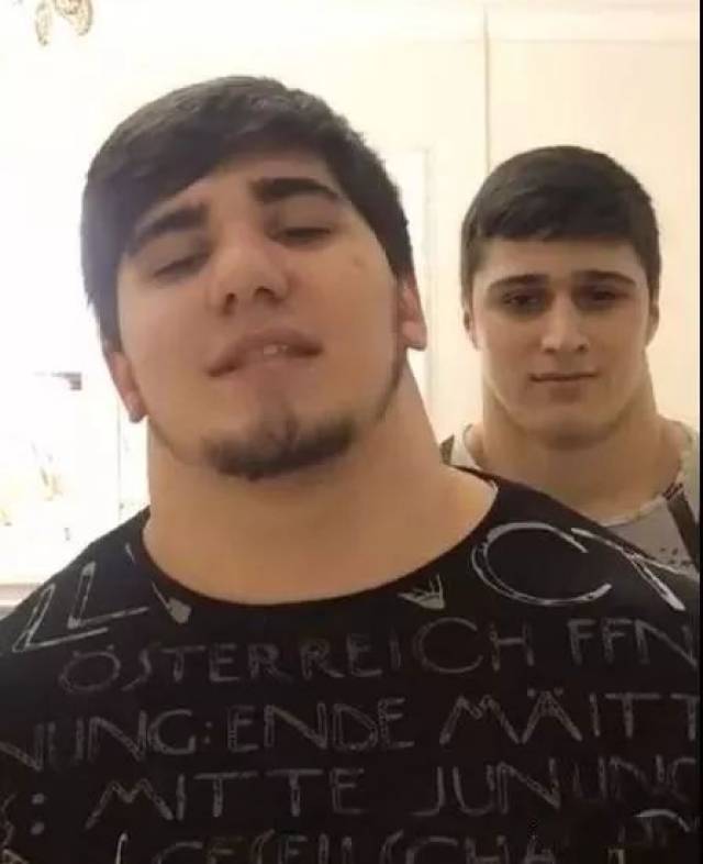 兄弟双双把脖粗