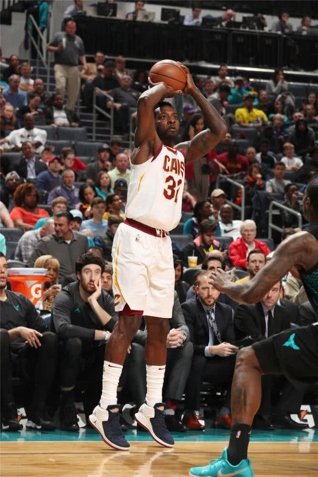 从这二个角度出发,在奥斯曼,杰夫·格林和拉里·南斯三人中,骑士首发