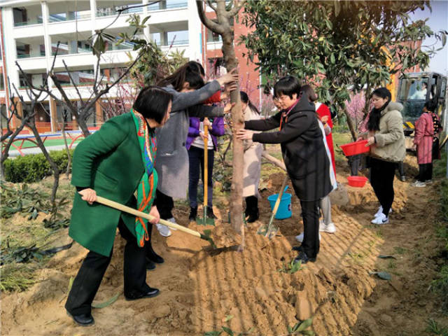 中共郑州市金水区文化路第一小学支部委员会组织党员们在文一翰林校区