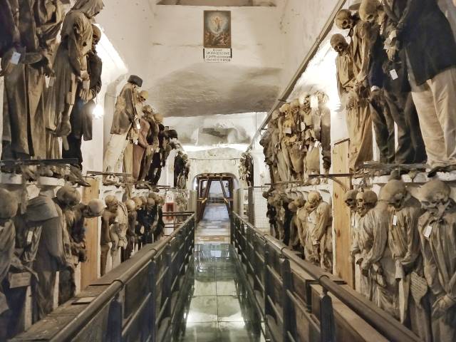 圣彼得大教堂地下墓室图片