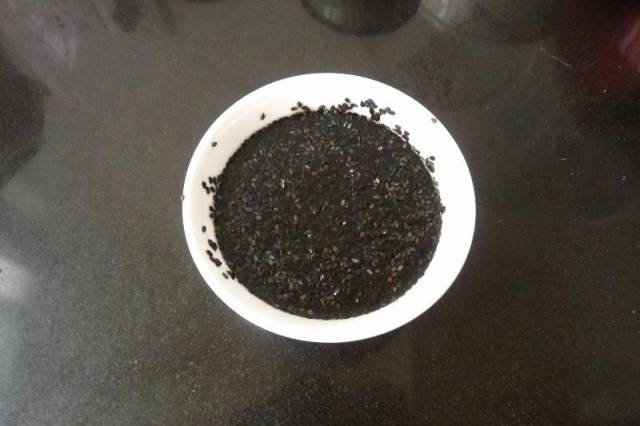 黑芝麻用清水泡透