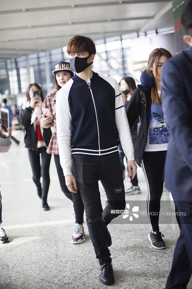 泰星mike街拍:插肩袖棒球夹克搭破洞裤 gucci小黑鞋帅气潇洒