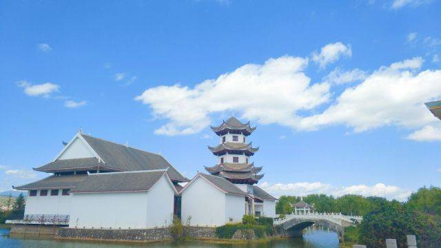 它就是位於昭陽區鳳凰山腳的望海公園啦 恩波樓,是望海公園中的標誌性