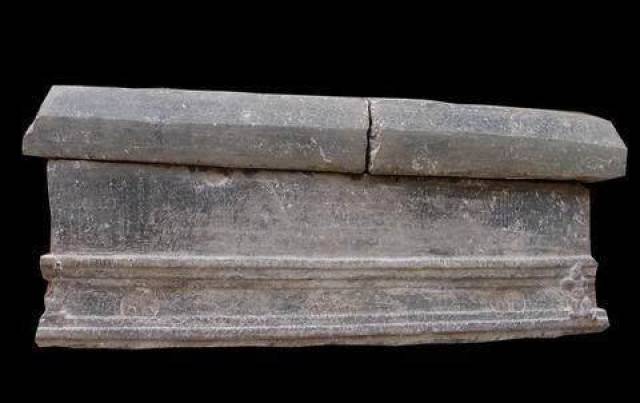 铁路工人施工时铲到一硬物,竟是一口石棺,打开后看到此物引风波