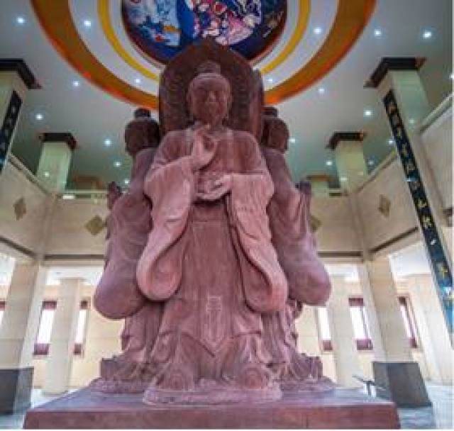 东皇太一四面雕像