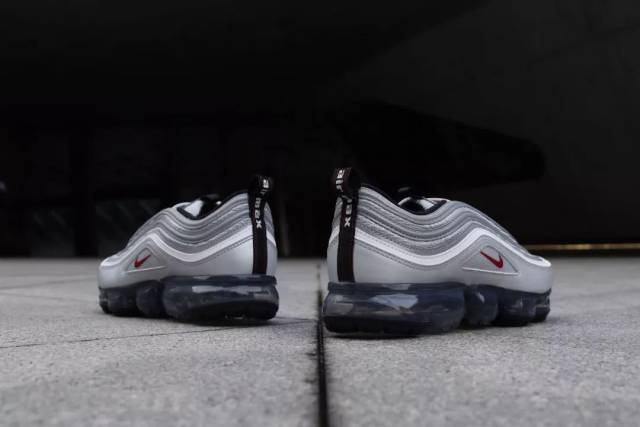 相结合 鞋款此次将 vapormax 的气垫 与 air max 97 最经典的银子弹
