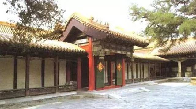 一是抄手游廊(图二十九):多见四合院中,与垂花门相衔,连接和包抄