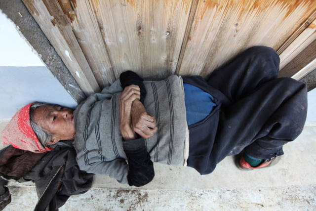 老人挺大肚痛苦生活,而光棍儿担忧,渴望能够传宗接代