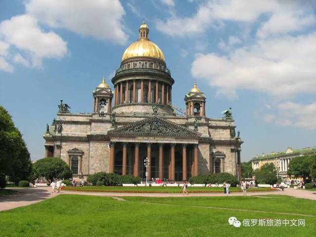 俄罗斯博物馆位于涅瓦大街附近的艺术广场旁,美丽的艺术广场中央伫立