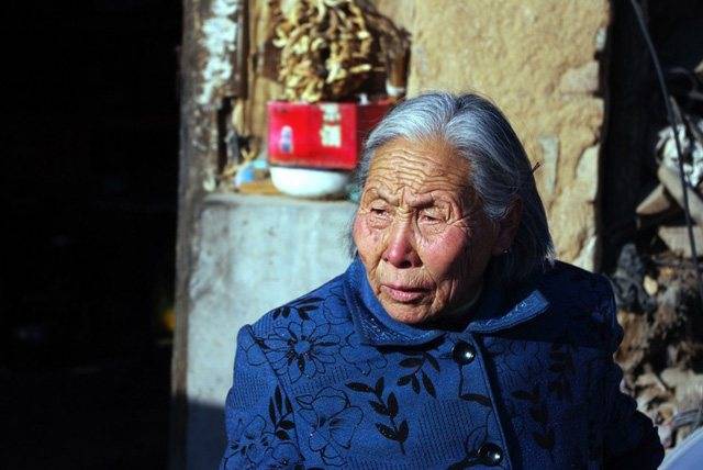 老人去城裡養子家住,半年後哭著回鄉下,她說過得不如家裡的小狗