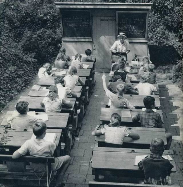 ▼ 20世纪60年代后期,在公园学习的前苏联女大学生
