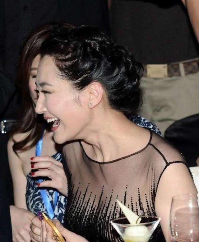50岁许晴看到充满荷尔蒙科比 表情娇羞可爱似少女!