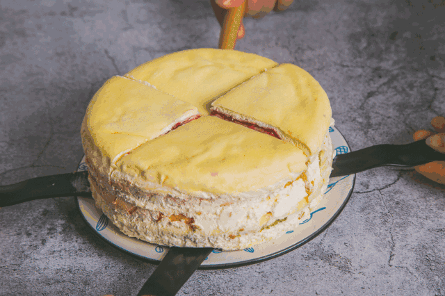 那就先来一口再说吧~ 买一个蛋糕就能吃到五种味道, 像我这样的吃货是