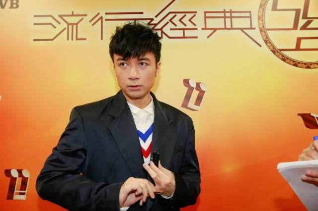 许文轩话他第一份正式出嘅粮都系tvb出畀他嘅,讲出嚟都唔系多基仔