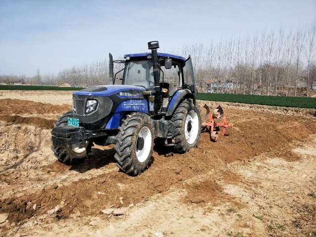 刚上手的福田雷沃1804拖拉机,带435铧式犁,犁地是一把好手