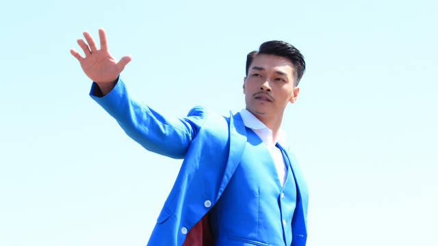 陈韦然张开双臂显得狂野不拘,一副拥抱大海的感觉享受爽朗的海风