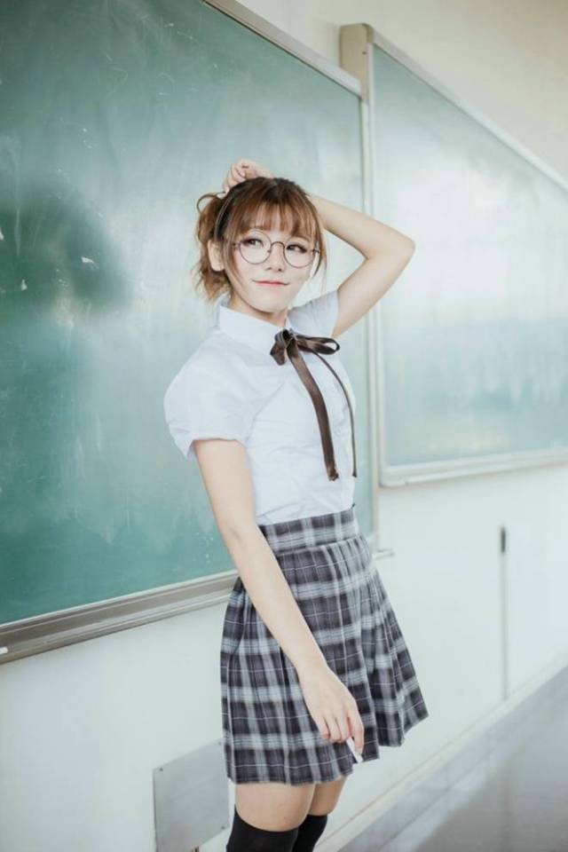 街拍:春天暖阳下无比青春的眼镜学妹
