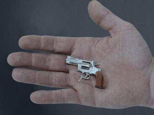 很有特色的枪械,第三种使用无壳子弹,第五种只能在水中射击