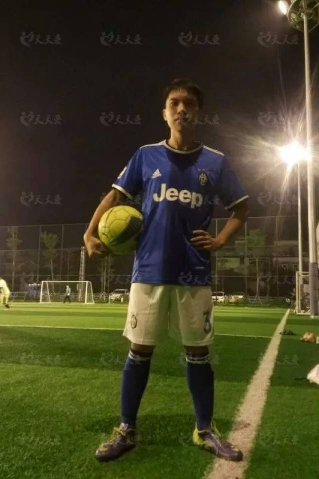 我尤其喜欢踢足球,一身热血在球场上挥洒汗水,和朋友切磋球技,这不就