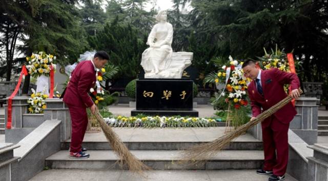 武汉市众多市民自发前往汉阳龟山给向警予烈士墓敬献花圈并扫墓
