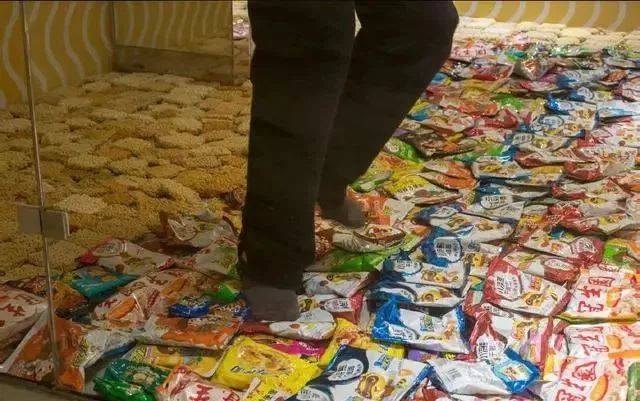 有压力的话不放脱了鞋子踩泡面吧 明天《段子来了》见~晚安丶熬夜