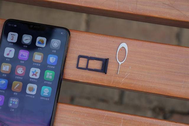 oppo r15的底部,分列着耳机孔,扬声器,micro-usb接口与麦克风.