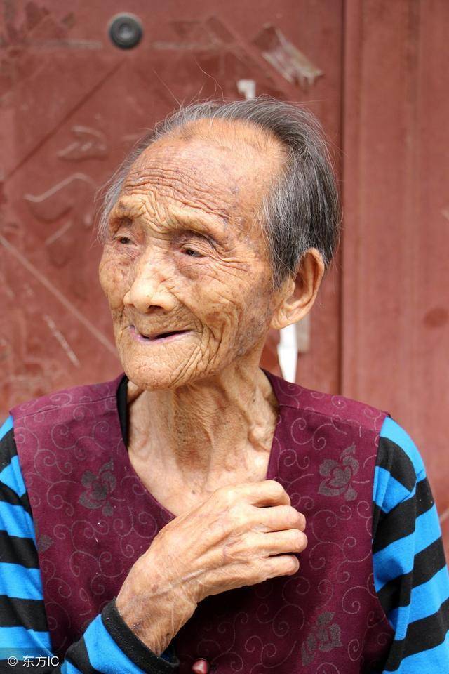 109岁老人5岁开始缠足,至今走路稳,但脾气暴躁经常打骂59岁孙子_手机