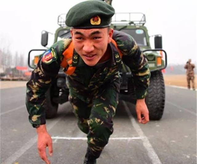又比如—— 他们很多时候睡觉是这样的—— 军人不光是肌肉男, 更是