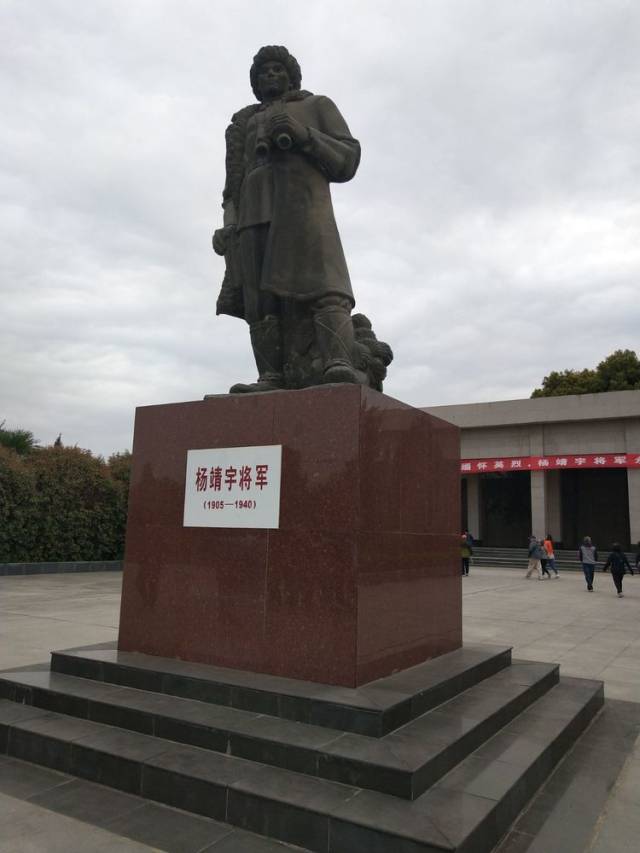 清明前夕,千余名哈尔滨游客乘专列到驻马店杨靖宇纪念馆瞻仰凭吊缅怀