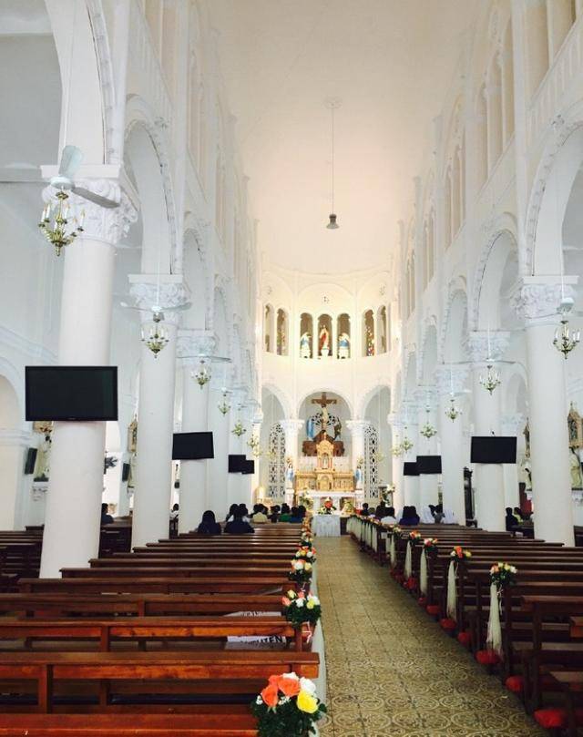 教堂里庄严明净,这里成就了一对对新人的幸福婚姻,感觉越南婚礼倒是很