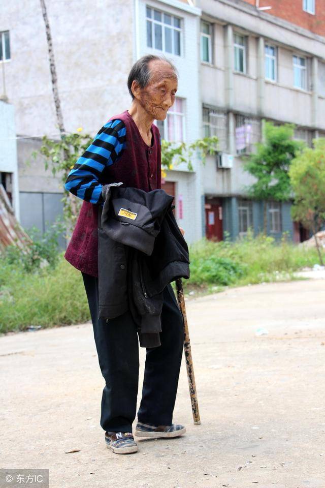 109岁老人5岁开始缠足,至今走路稳,但脾气暴躁经常打骂59岁孙子