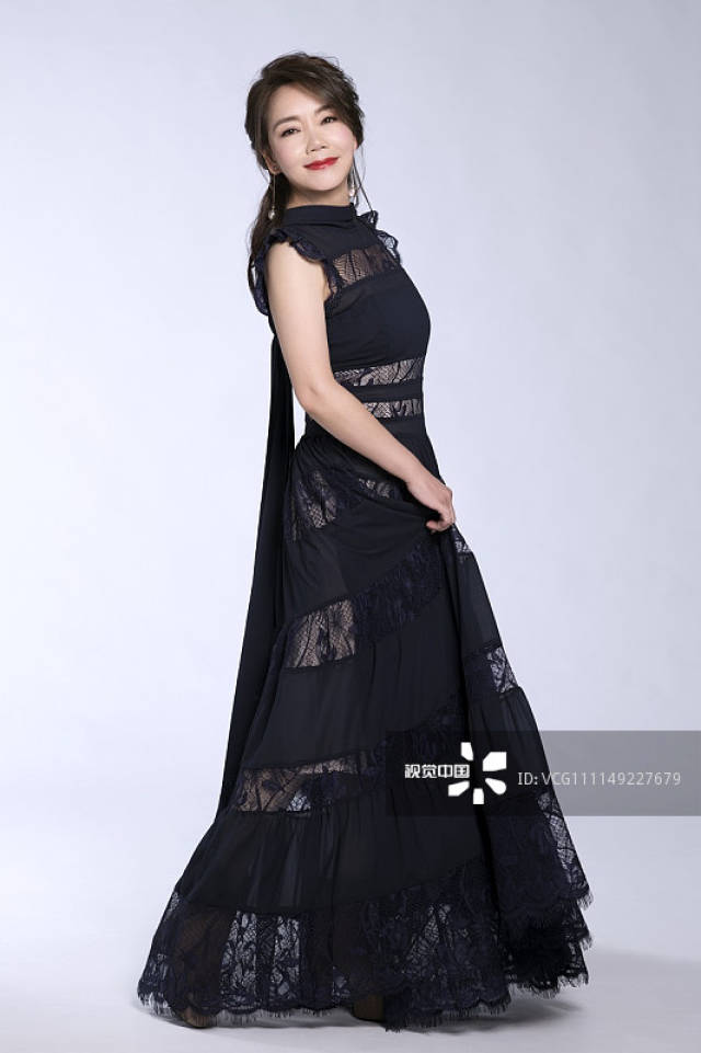 辛晓琪:黑色半透视蕾丝裙 美丽动人