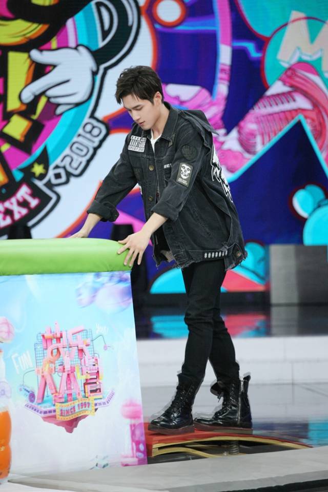 韩东君牛仔白t少年感十足 韩式劈叉"最柔软肌肉男孩"上线