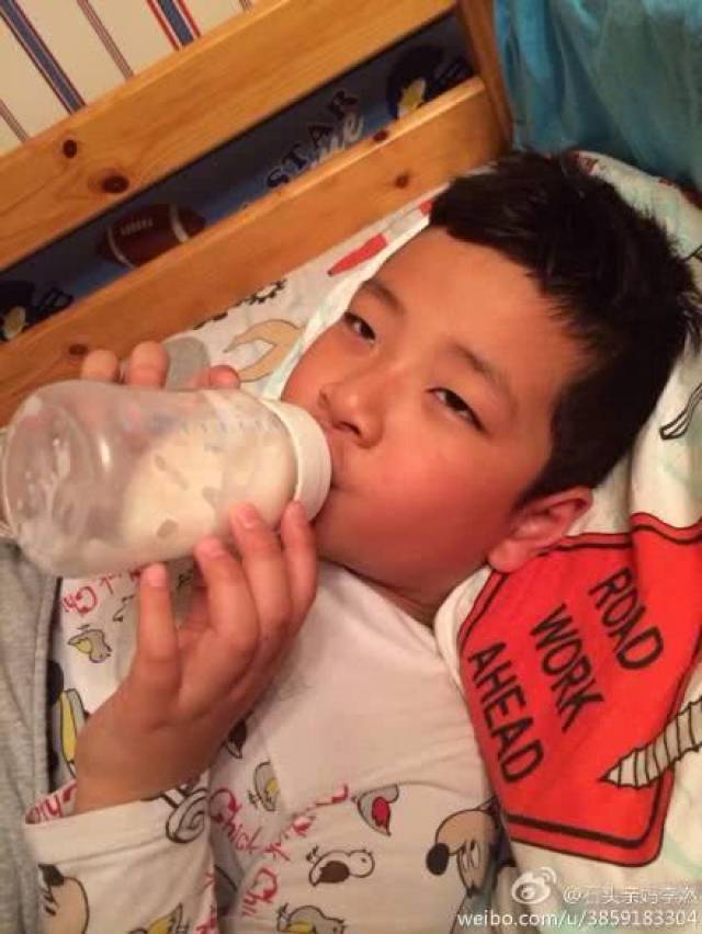 明星萌娃喝奶喝到几岁钟丽缇二女儿9岁还在用奶瓶喝