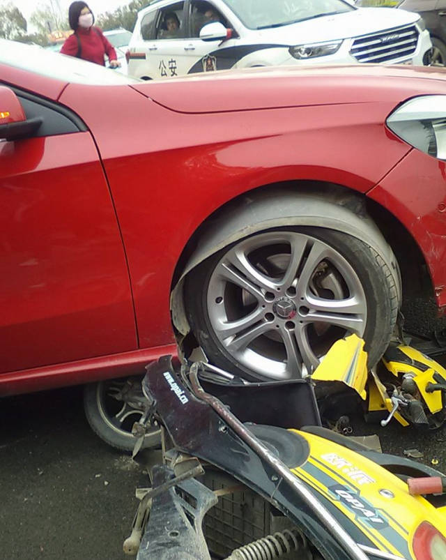 随州市锦湖花园酒店前奔驰小车撞电动车造成车祸